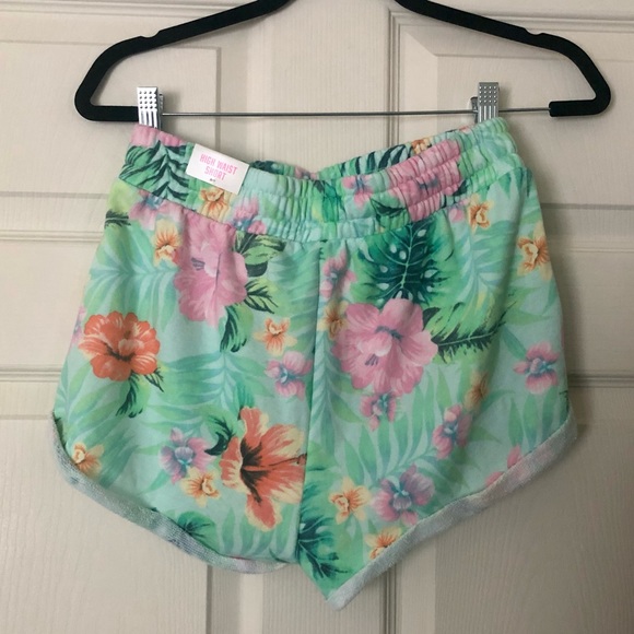 🌺🌴PINK VS Shorts🌺🌴 - Picture 4 of 16